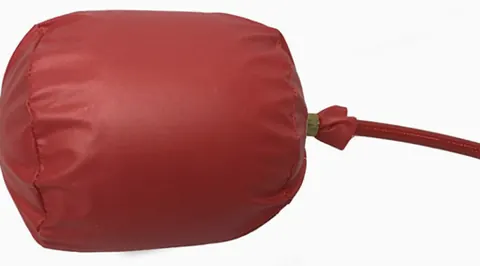 Luchtkanalen afsluiten en afzuigen tijdens het reinigen: rode afsluitballon met vulslang om een luchtkanaal tijdelijk af te sluiten (foto van Lamers)