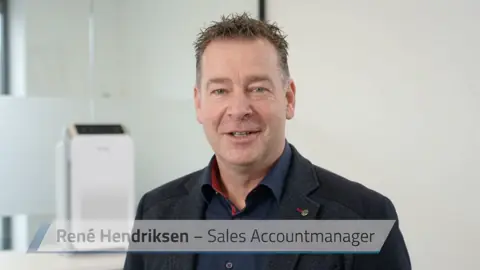 Sitemap van Luchtkanalen-Reinigen.nl: rené Hendriksen, Sales Accountmanager bij Lamers, in een AI-video in een kantoor met een luchtreiniger